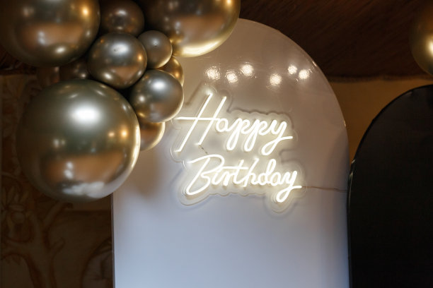 生日照片区有闪亮的气球和发光的字母图片下载