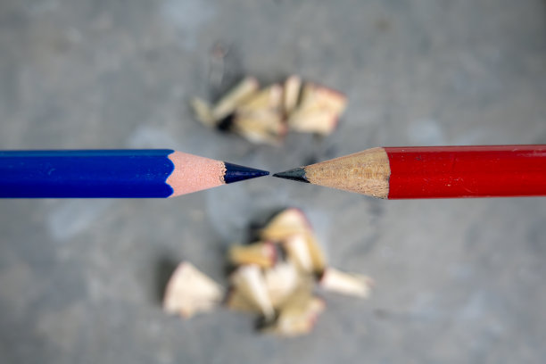 红色和蓝色的铅笔和削铅笔刀图片下载