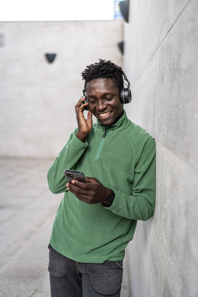 一个爱运动的年轻人在户外锻炼时用手机的照片图片下载
