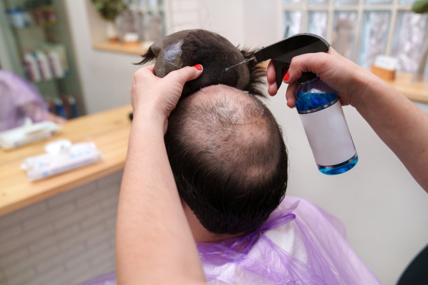 专业发型师小心地取下假发进行清洁图片下载