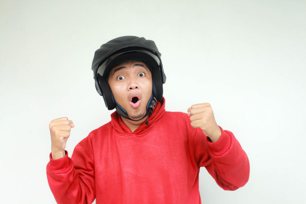 年轻的亚洲男子高兴和兴奋的手势图片下载