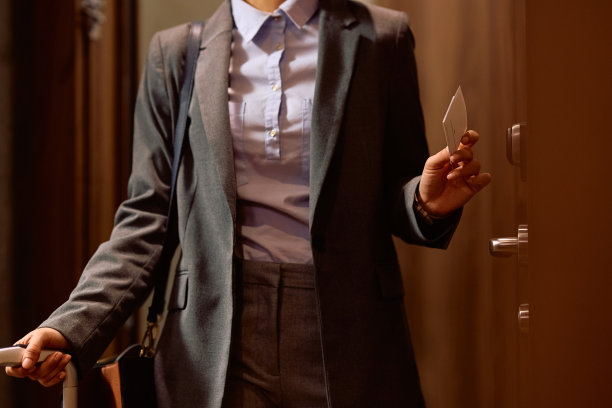 女商人用卡钥匙进入酒店房间的特写。图片下载