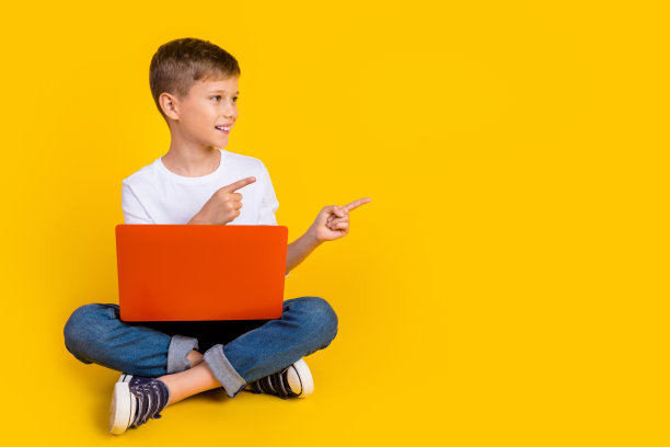 梦幻可爱的男孩穿着衬衫学习小玩意的全身照片，显示两个手指空白的空间孤立的黄色背景图片下载