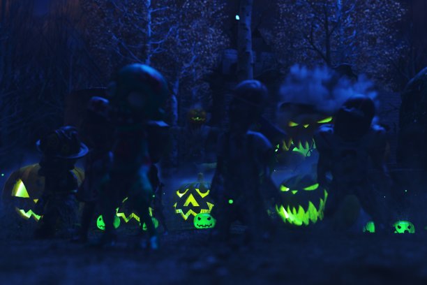 卡通僵尸在雾中绿南瓜森林里跳舞图片下载