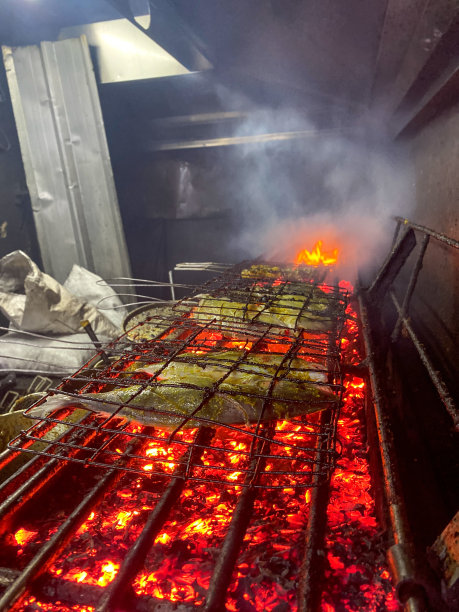 在烤架上烤鱼。图片下载
