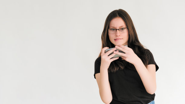 手机游戏小工具有趣的女人玩手机图片下载