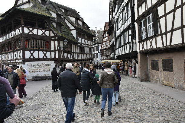 采购产品斯特拉斯堡，法国，欧洲，老城，建筑外观，半木结构立面，零售商店图片下载