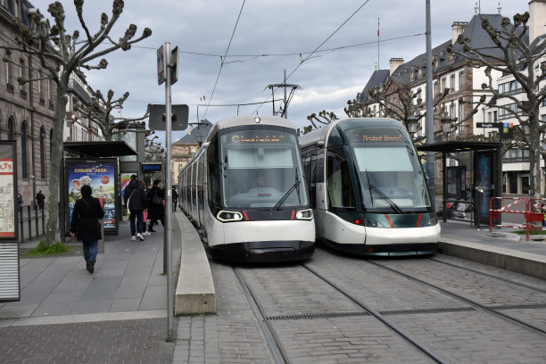 斯特拉斯堡公共交通有轨电车进出站，法国，人民图片下载