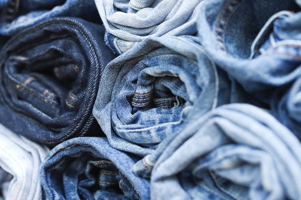 漂亮时尚的牛仔裤在牛仔裤店里一层层堆叠图片下载