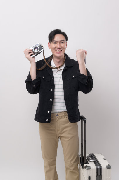 年轻快乐的亚洲游客男子在白色背景的工作室，旅游和假期的概念。图片下载