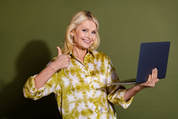 金发的照片成熟年龄的女商人喜欢符号使用crm系统优化销售孤立的卡其色背景图片下载