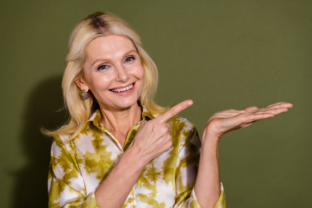 照片正面可爱满意的女士推荐新奇购买产品特别优惠空白处孤立的卡其色背景图片下载