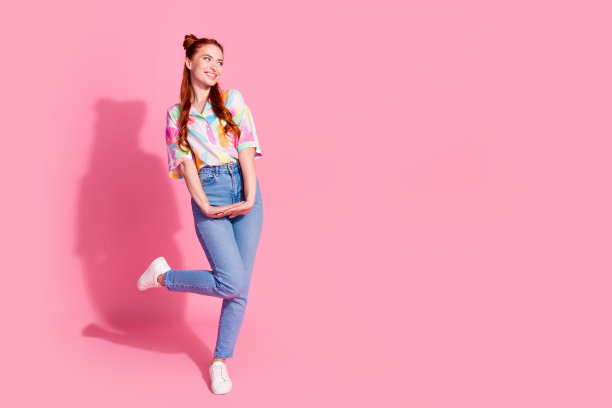 全尺寸照片可爱可爱的女孩穿着彩色衬衫牛仔裤裤子站着看销售空空间孤立在粉红色的背景图片下载