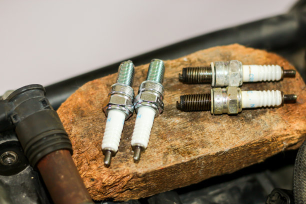 火花塞的图片与概念的维护和维修摩托车。图片下载