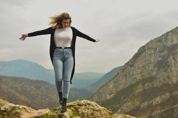 一个女人在岩石上行走的照片图片下载