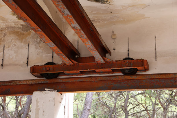 在铁轨上生锈的旧绞车。图片下载