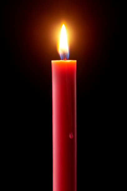 粉红色的蜡烛燃烧在黑色的背景图片下载