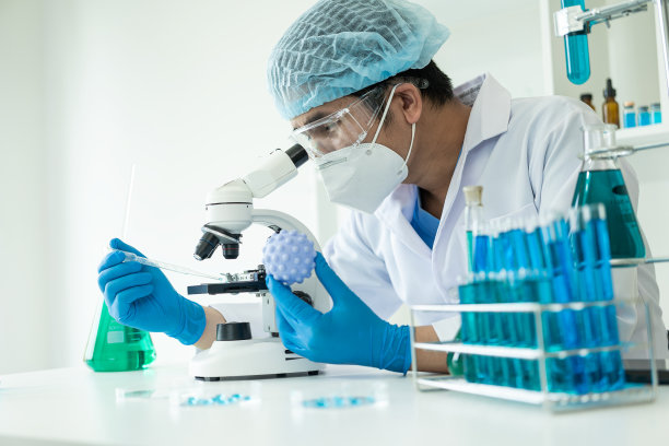 敬业的科学家在医学实验室的试管中进行化学实验，以开发药物、疫苗或抗生素。特写照片图片下载