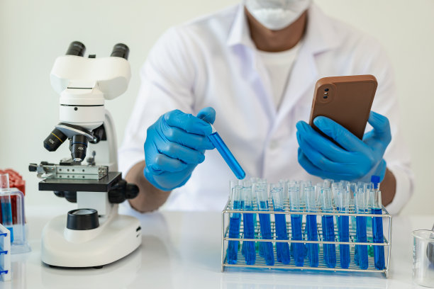 敬业的科学家在医学实验室的试管中进行化学实验，以开发药物、疫苗或抗生素。特写照片图片下载