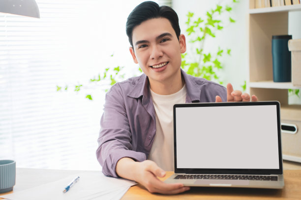 年轻的亚洲商人工作的照片图片下载