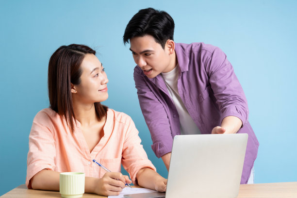 蓝色背景的两个亚洲商人的照片图片下载