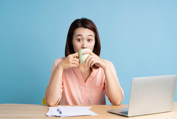 蓝色背景的年轻亚洲女商人照片图片下载