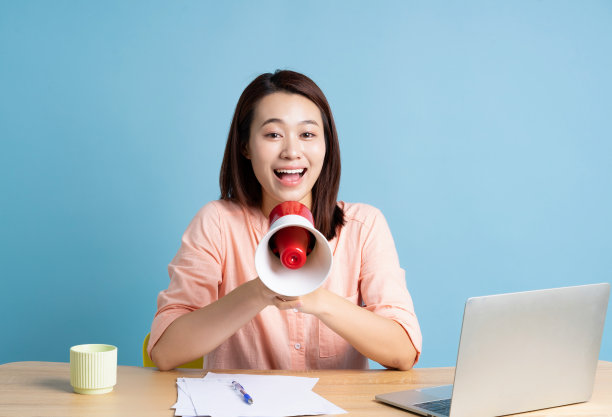 蓝色背景的年轻亚洲女商人照片图片下载