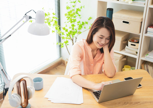 年轻的亚洲女商人工作的照片图片下载