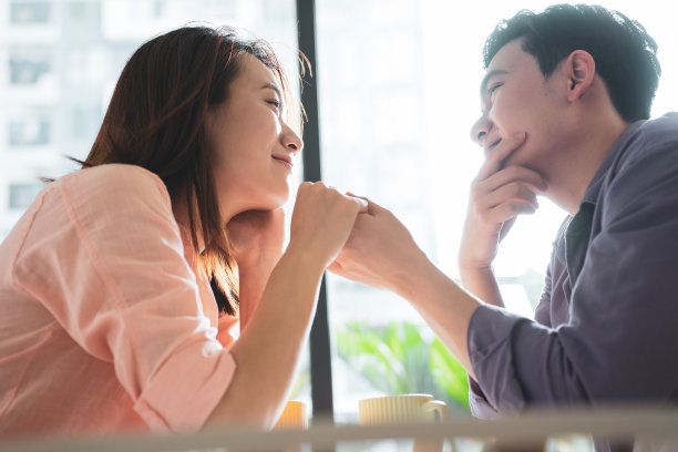 年轻的亚洲夫妇约会的照片图片下载