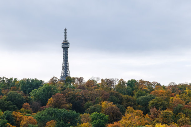 从布拉格俯瞰埃菲尔铁塔图片下载