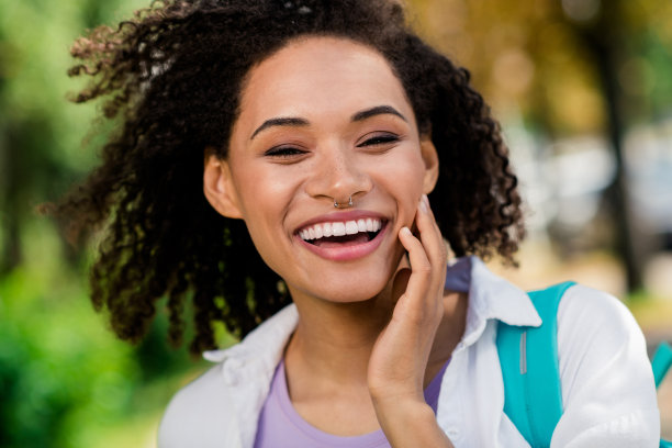 可爱开朗的女人穿着白衬衫背包走大学享受温暖的天气户外城市公园的照片图片下载