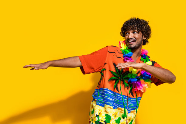 好心情的照片时髦的男人穿着印花衬衫花项链跳舞看提供空白空间孤立在黄色的背景图片下载