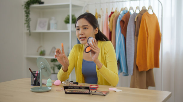 美丽的女孩在社交媒体平台上直播故事自拍化妆示范在家里。美女博主教化妆用智能手机录制视频。图片下载