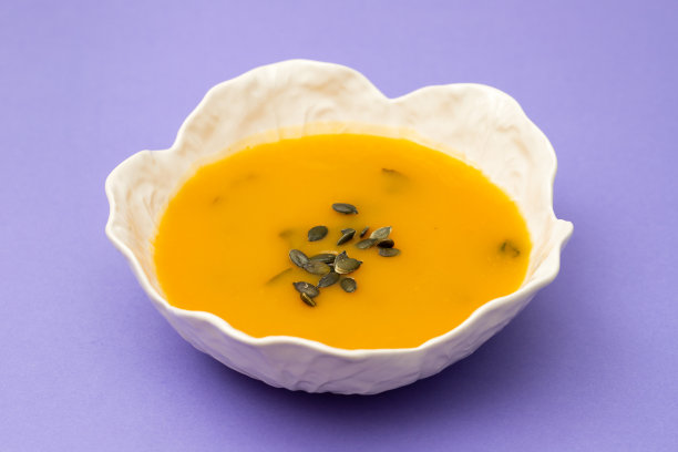 白碗南瓜菠菜汤图片下载