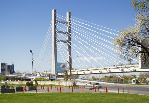 布加勒斯特的Ciurel立交桥蓝天城市景观丹博维塔河罗马尼亚东南欧图片下载