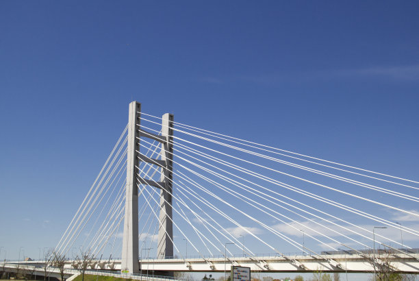 布加勒斯特的Ciurel立交桥蓝天城市景观丹博维塔河罗马尼亚东南欧图片下载