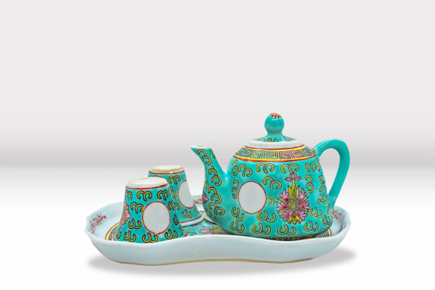 美丽的亚洲茶壶和杯子设置与花卉图案的模型图片下载