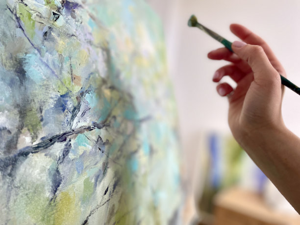 艺术家的手，艺术家的绘画，在画布上作画，在调色板上作画，多色，毛笔，油画，画一幅画，画一幅画，绘画绘画，风景，艺术图片下载