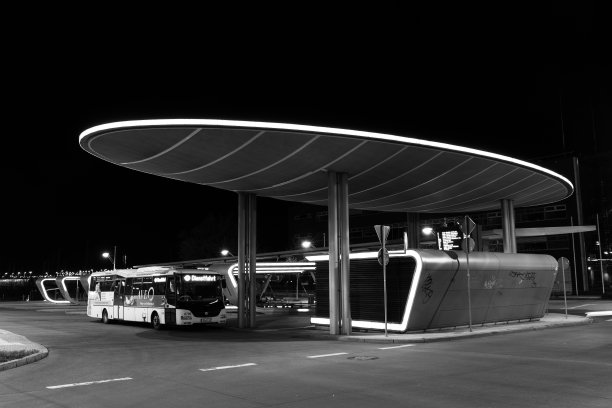 这幅黑白照片照亮了夜间哈雷市的现代中央汽车站图片下载