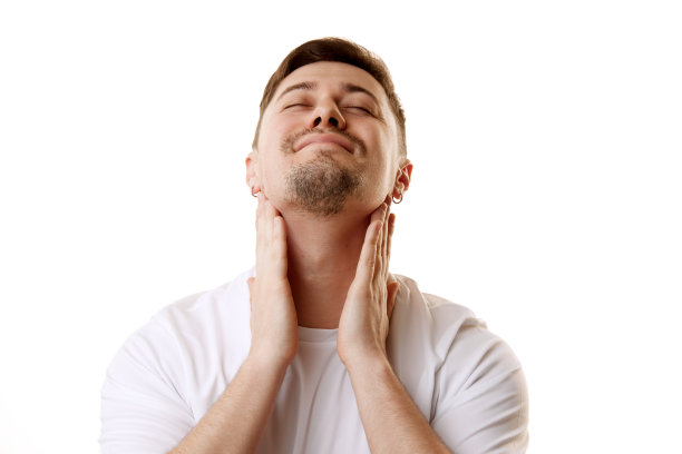 照片中的年轻男子满脸胡茬，在白色的摄影棚背景下，享受着spa后的皮肤。图片下载