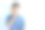 哦。悲伤恐怖的家伙的特写照片恐怖的面部表情犯了大错误感到内疚看侧面空白咬嘴唇手指穿蓝色衬衫孤立的白色背景图片下载