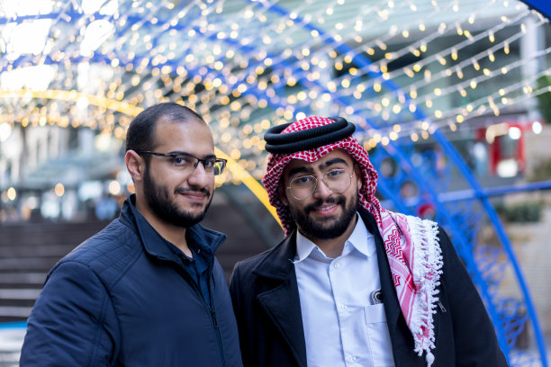 阿拉伯男人享受时光并拍照图片下载