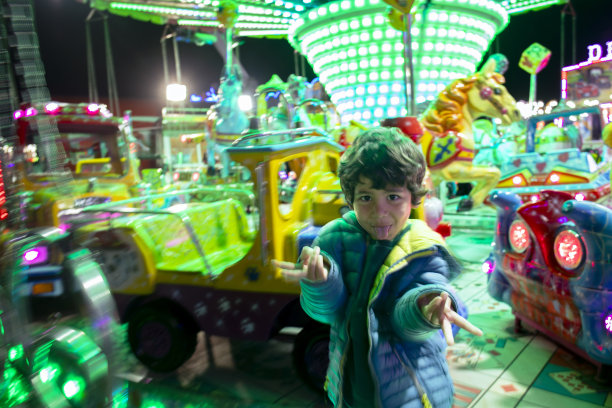 集市上的小男孩图片下载