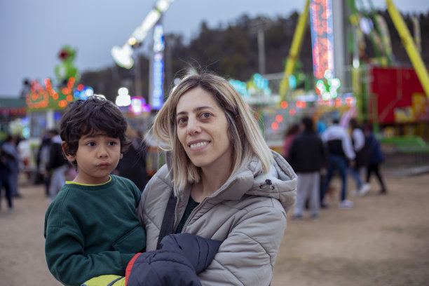 集市上的母子图片下载