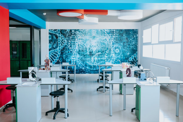 现代化的空科学实验室，配有计算机、显微镜、试管等实验设备图片下载