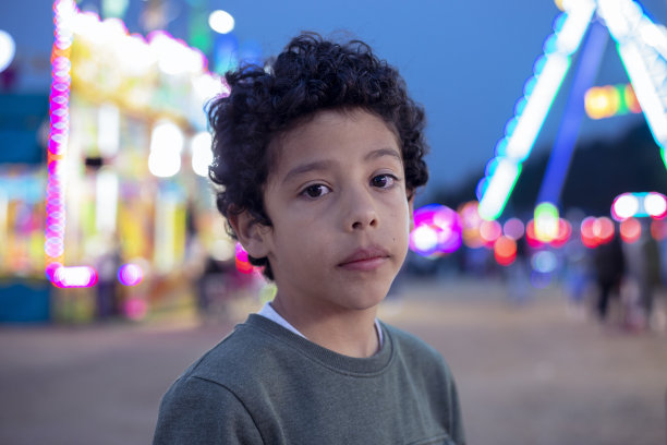 集市上一个孩子的肖像图片下载