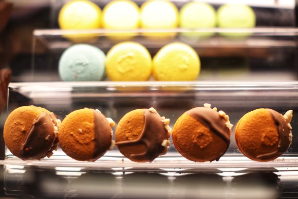 咖啡馆窗户上的蛋糕图片下载