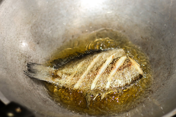 火鱼在锅上的图片看起来很美味的概念食物和厨房。图片下载