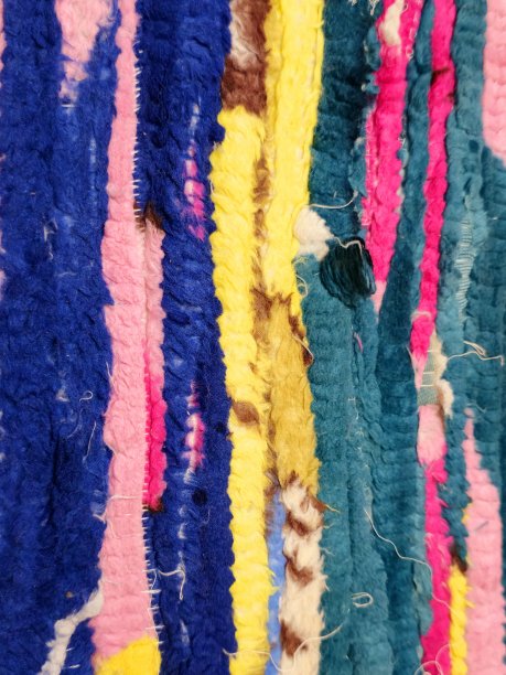 地毯的多彩背景，地毯上不同的彩色元素，多色背景图片下载