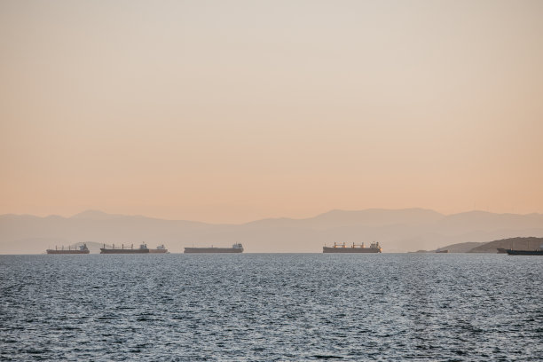 日落时海上的集装箱货船图片下载